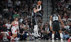 开云体育中国-猛龙逆转马刺，西亚卡姆独得分