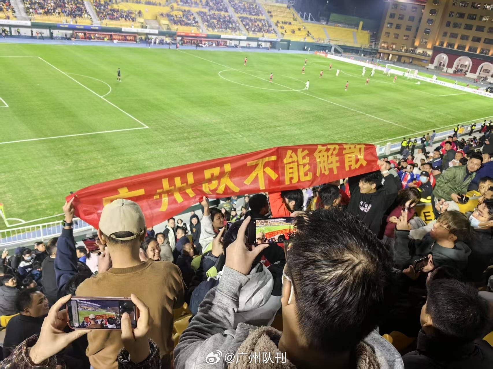 关于北京队在与广州队的较量中成功守住主场优势的信息