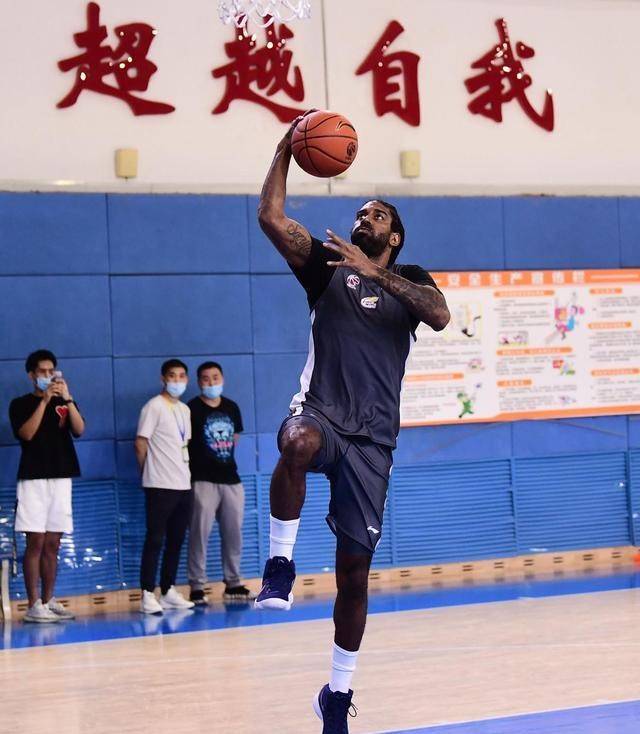 关于摩纳哥门将纳迪尔成为本场最佳救世主的信息