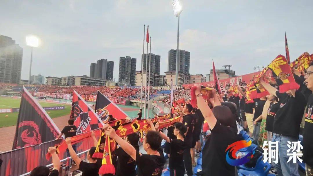 球迷狂热呐喊，助威气氛空前热烈的简单介绍