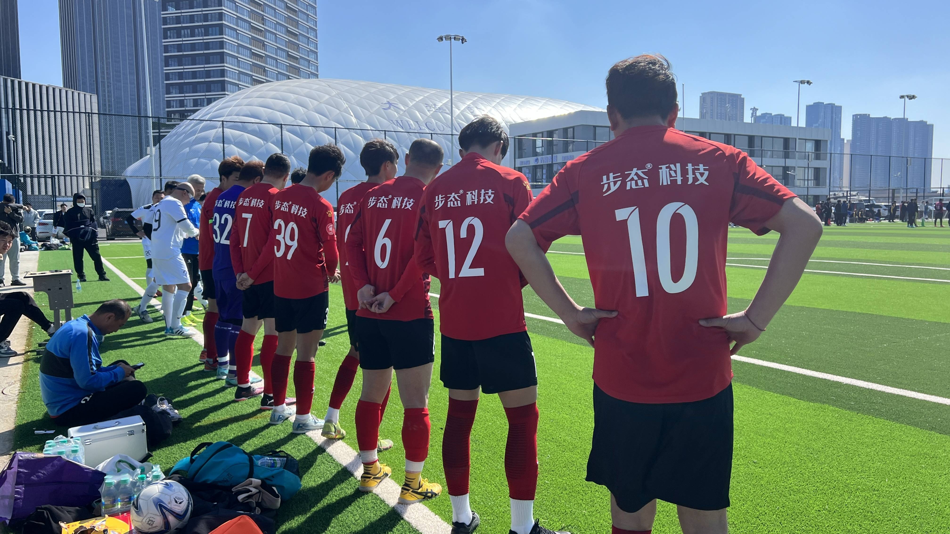 队伍之间较量激烈，足球比赛火爆上演