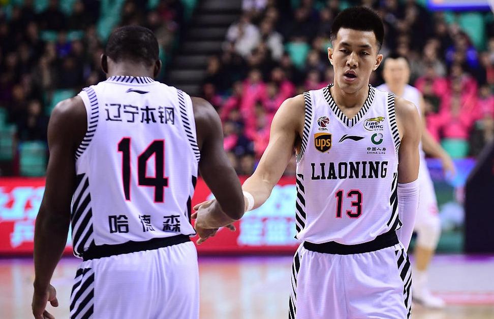 关键时刻,队长挺身而出带领球队完成逆转 关键时刻,队长挺身而出带领球队完成逆转