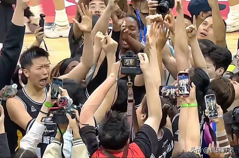 经典比赛再现：球员们诠释拼搏精神令人感动的简单介绍