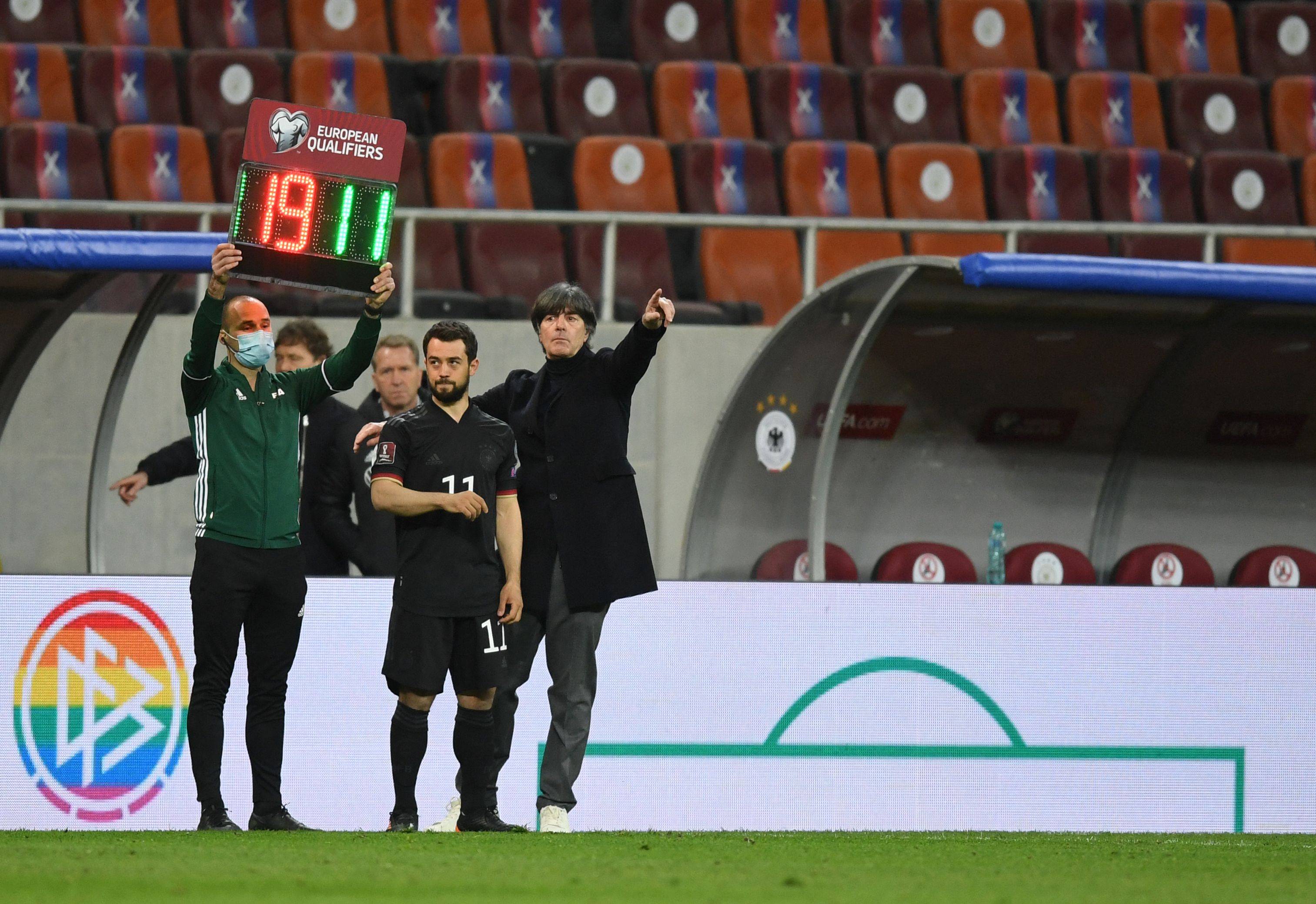 德国队客场战胜罗马尼亚队，稳居次席