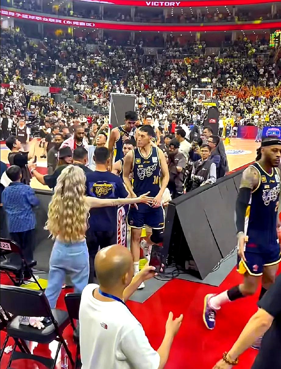 赛场上球员们拼尽全力争夺胜利的场面 赛场上球员们拼尽全力争夺胜利的场面