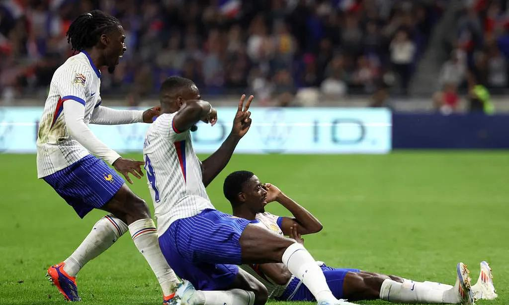 赛场上球员们拼尽全力争夺胜利的场面 赛场上球员们拼尽全力争夺胜利的场面