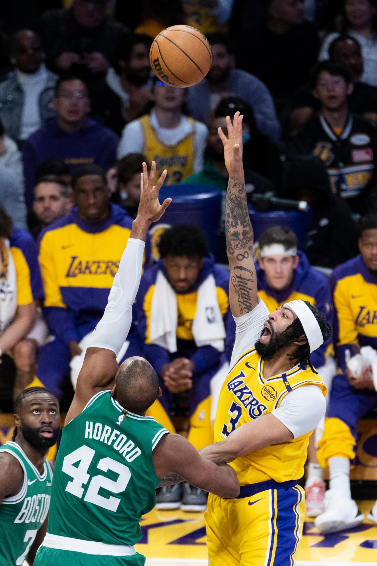 NBA新赛季揭幕战：湖人力克凯尔特人