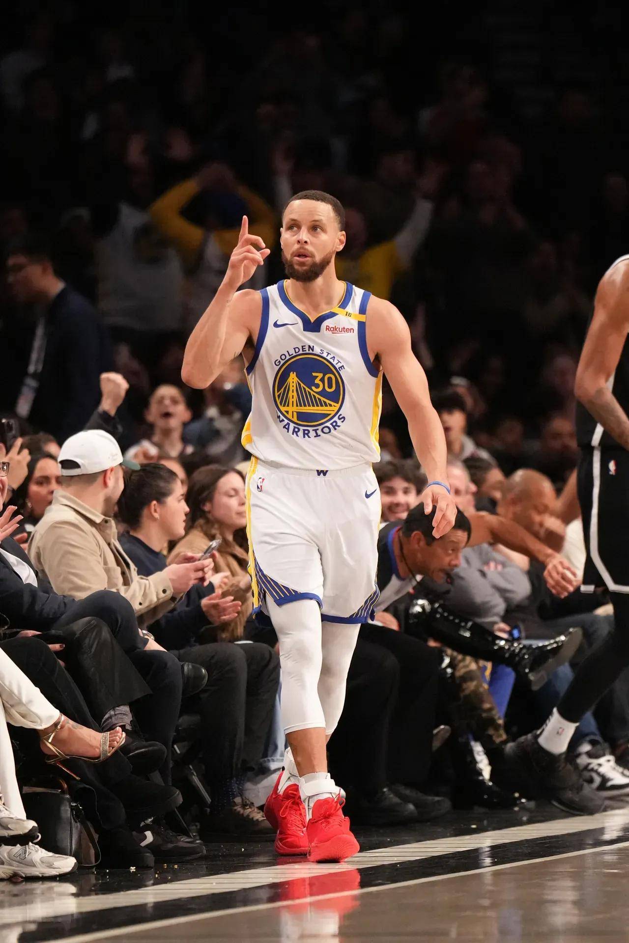 勇士击败湖人，强势登顶西部的简单介绍