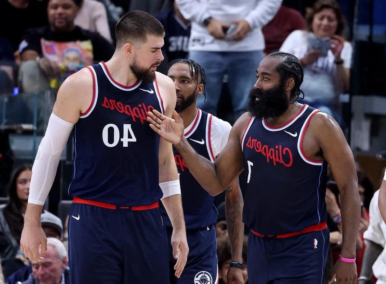 快船队在与黄蜂队的激烈对决中取得胜利