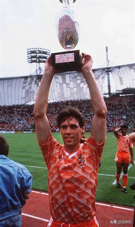 荷兰队表现出色,成功晋级八强 荷兰队表现出色,成功晋级八强