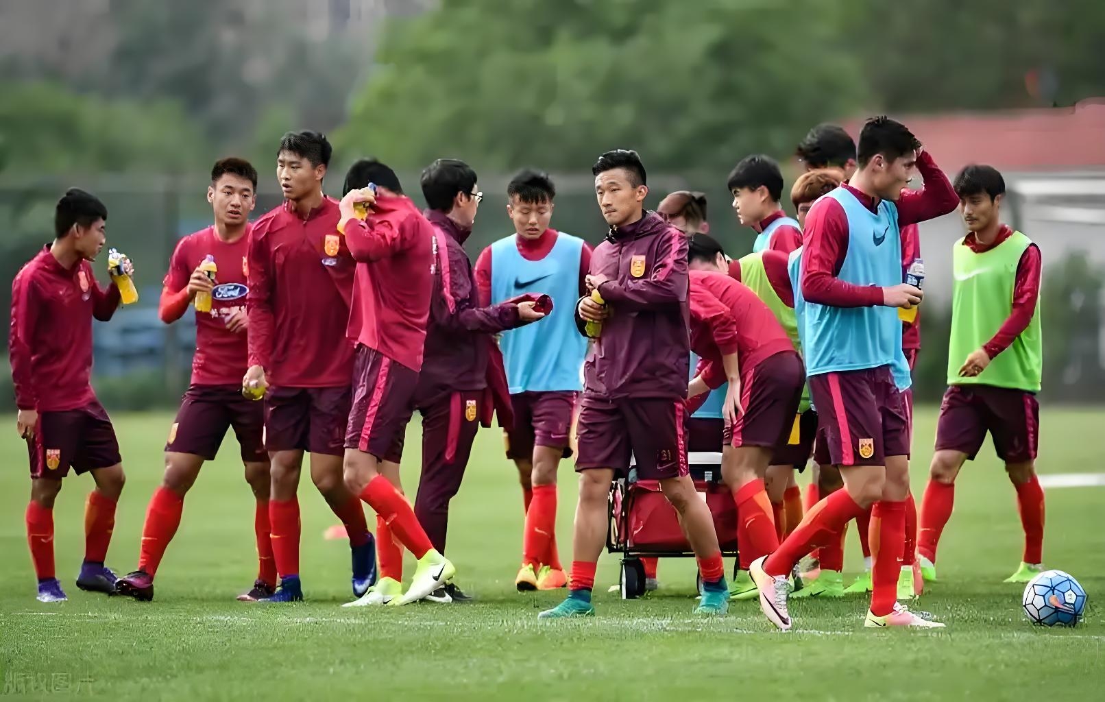 比赛节奏激烈，场上拼抢不断