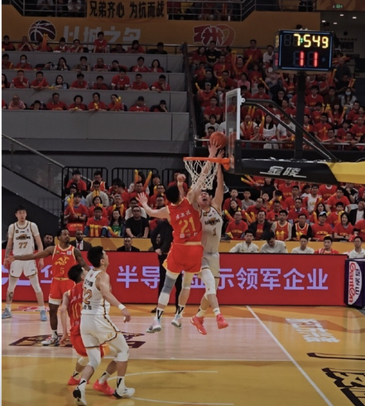 比赛节奏激烈，场上拼抢不断