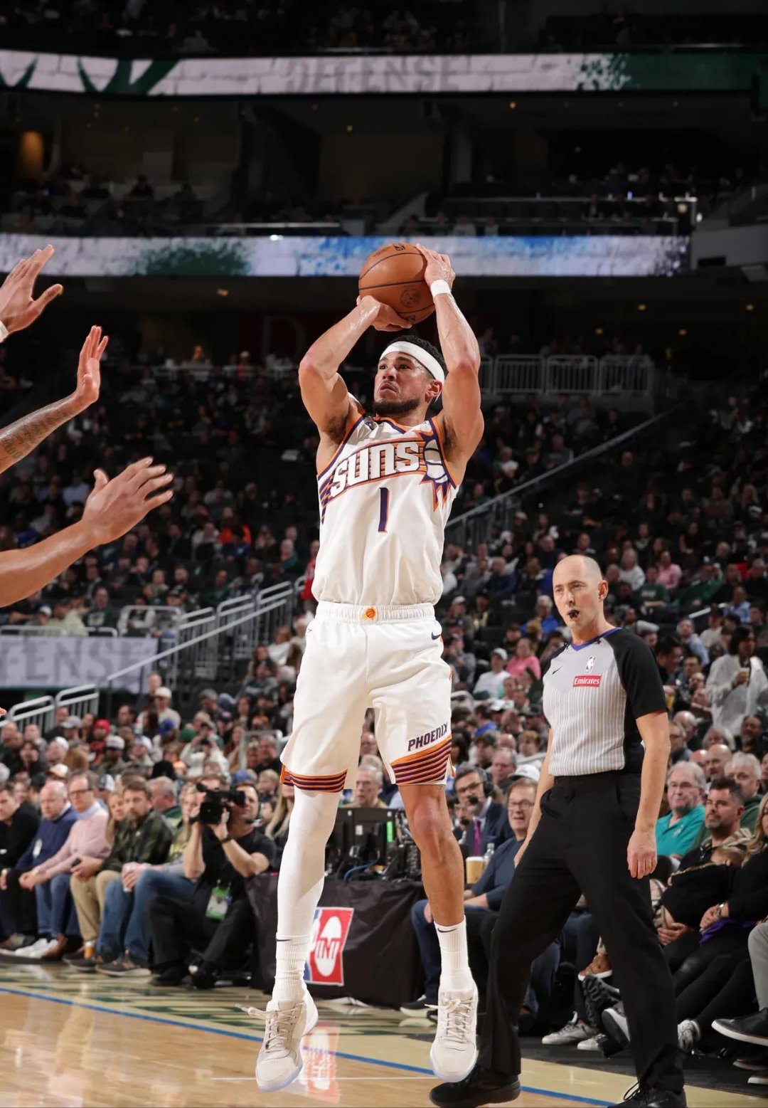 关于深圳队横扫马刺，布克惊艳四座的信息