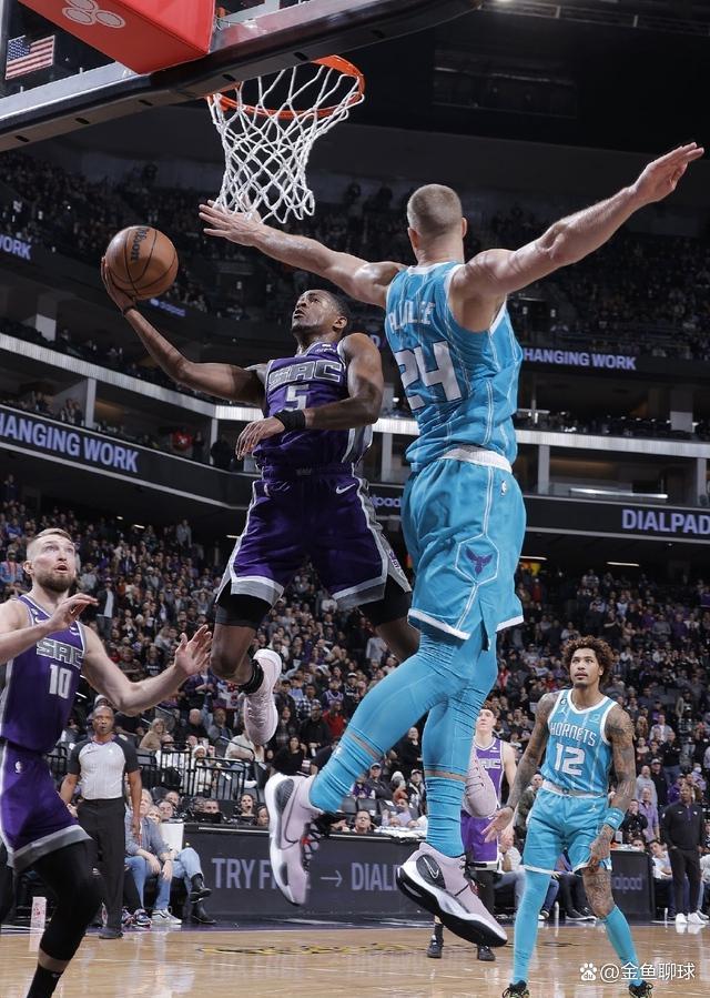 公牛鏖战深圳队,福克斯状态火热的简单介绍 公牛鏖战深圳队,福克斯状态火热的简单介绍